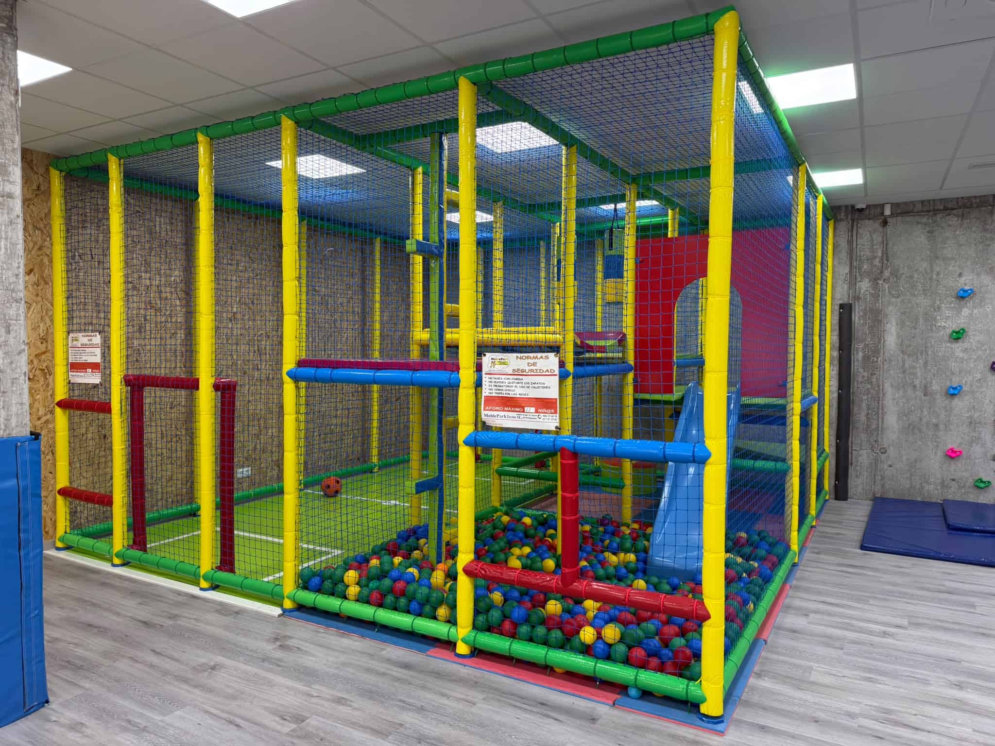 Estructura de juegos con piscina de bolas