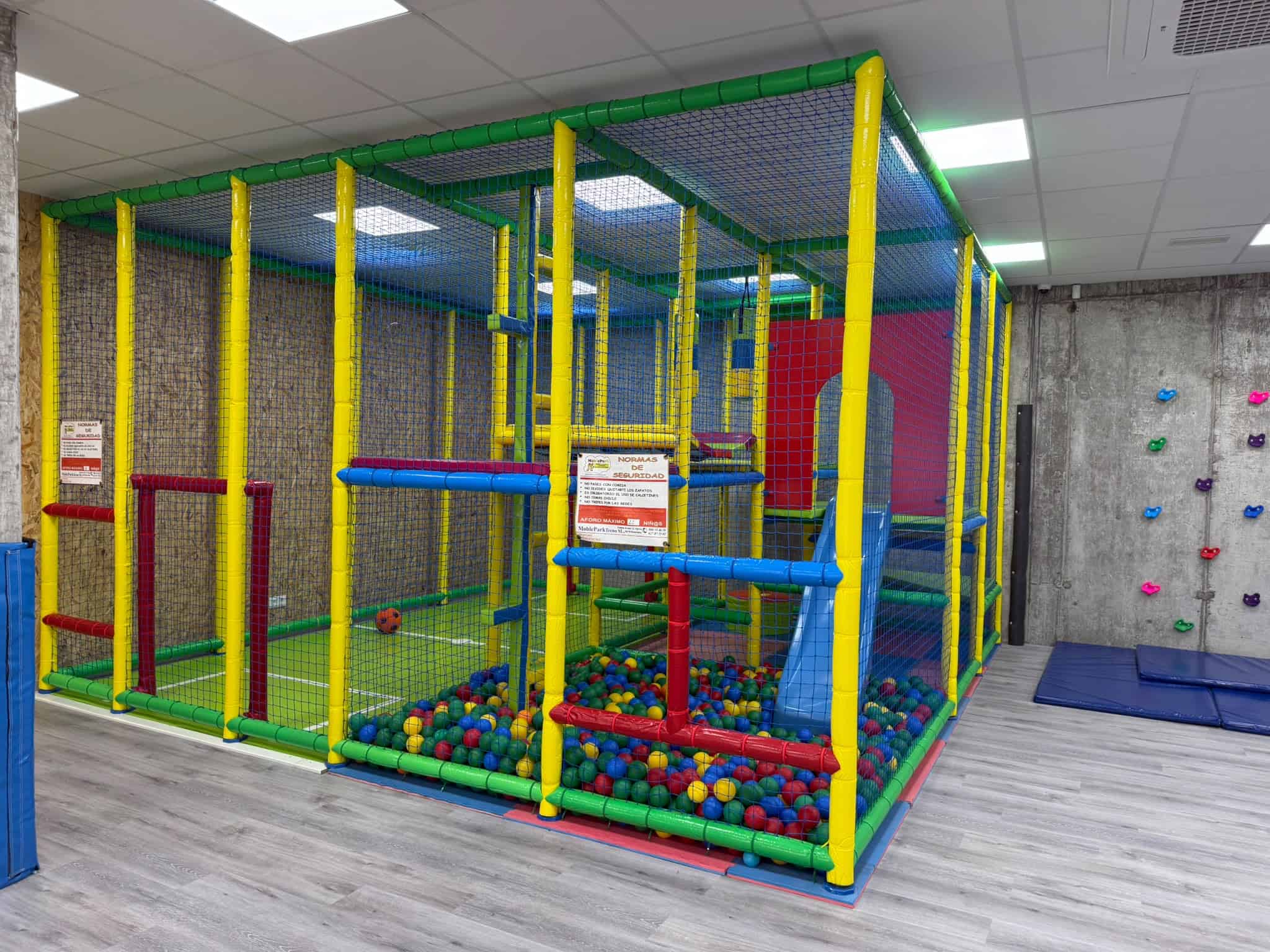 Parque de bolas y estructura de juegos blandos