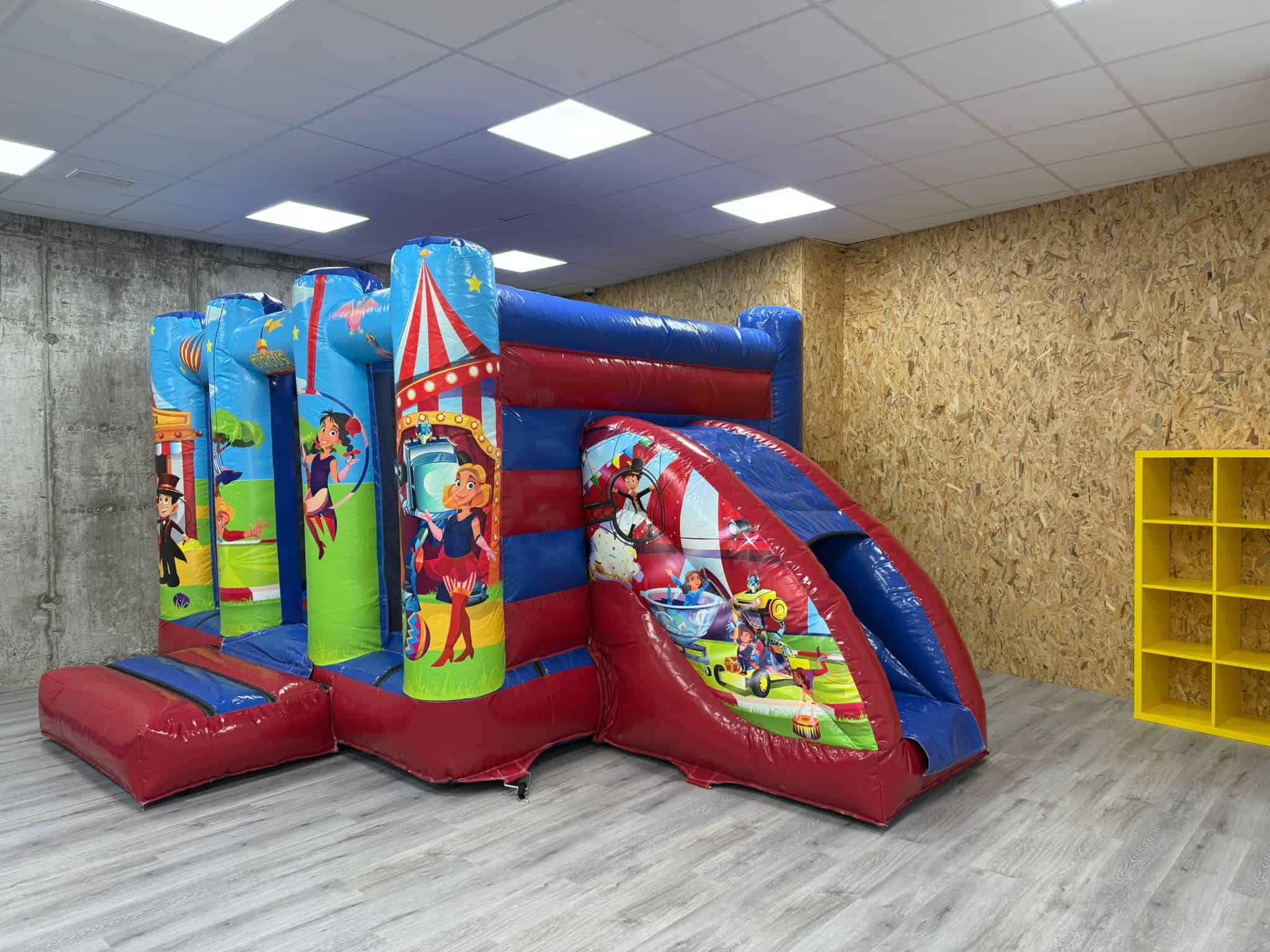 Castillo hinchable con tobogán para los más pequeños