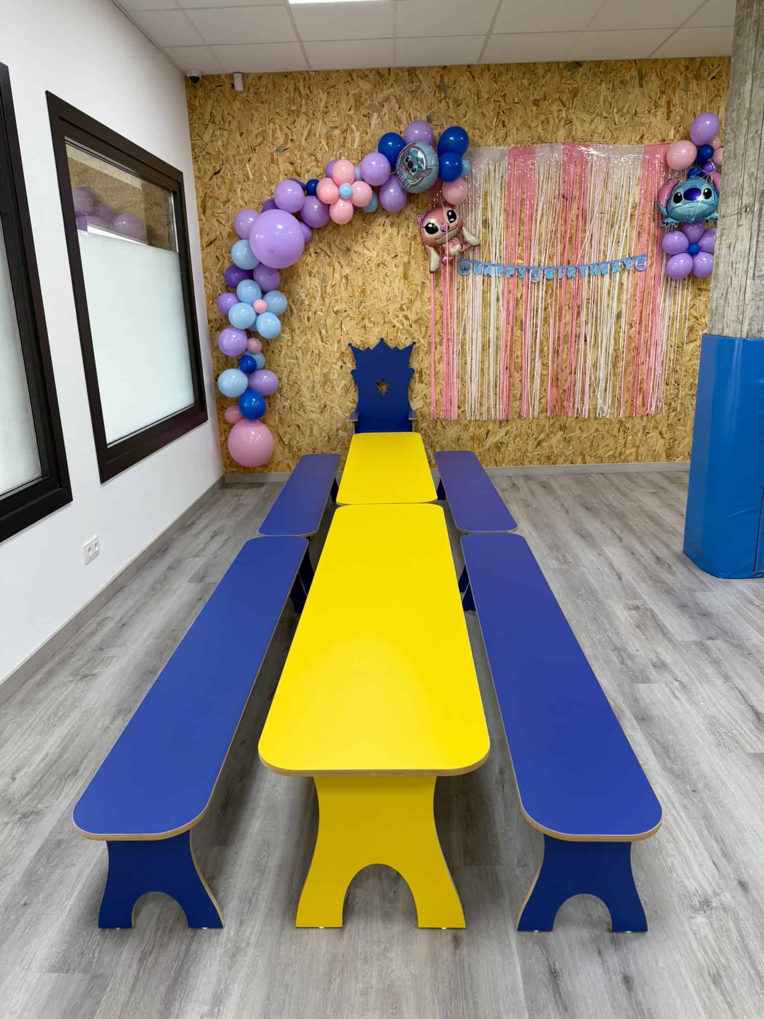 Zona de mesas decorada para un cumpleaños